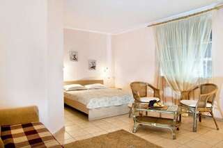 Отель Вилла Касабланка Затока Улучшенный двухместный номер с 1 двуспальной кроватью и диваном-2